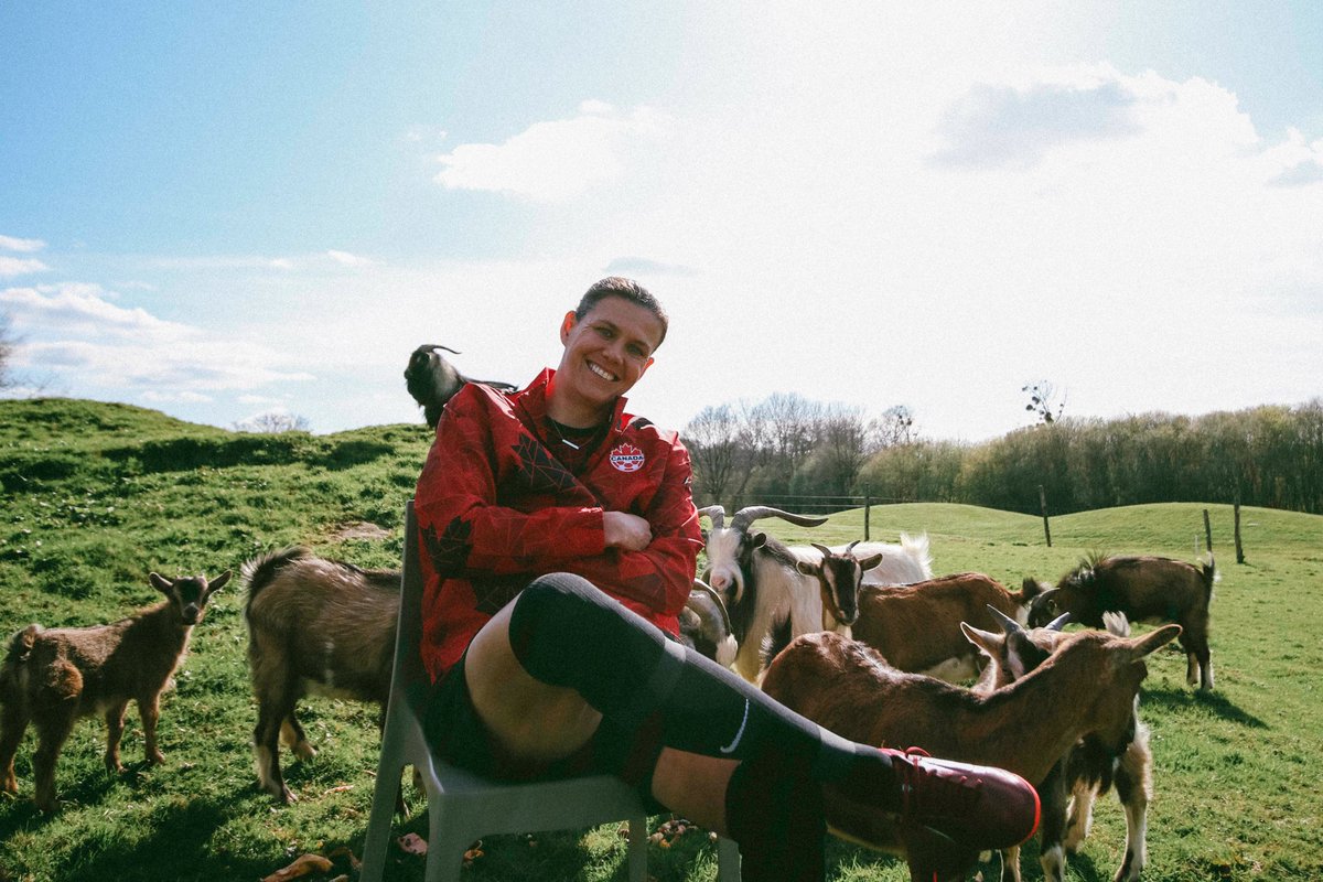 don_kostello98's tweet photo. Na koniec dziś 40-te urodziny obchodzi kanadyjska G.O.A.T - Christine Sinclair. 

Jej aktualny bilans gier w reprezentacji wynosi 323 mecze. Zdobyła w nich (jak do tej pory) 190 bramek. 

A przecież zaraz zgrupowanie przed Mistrzostwami Świata, no i same MŚ. 

#PiłkarskiSyrop 🍁 https://t.co/96PipwgPP9
