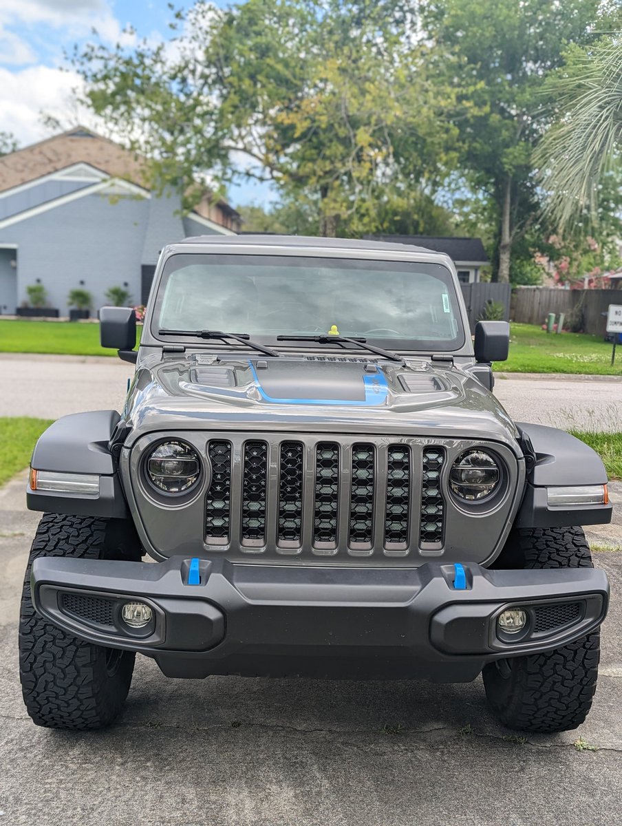 New flag grill insert on my Wrangler and it's giving me major #MondayMotivation! 🇺🇸🔥 Ready to hit the road and turn heads with some patriotic style! 🚙💨 #WranglerLife #FlagGrill #USA #CaseOfTheMondays