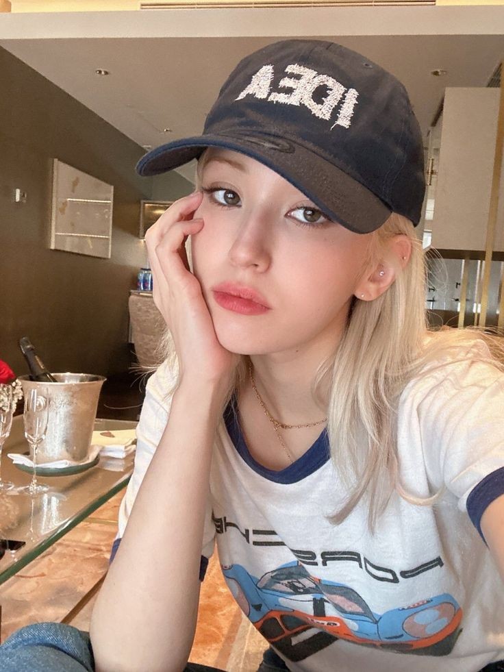 ㅤㅤㅤ𝐂orrente  
  ㅤde a𝗉𝗋𝖾𝗌𝖾𝗇𝗍𝖺ção. 

𝐍ome : Karina
𝐈dade : 22 anos
𝐔ma música ᎓ New Romantics
𝐒exualidade: Pan
𝐒tatus : Solteira
𝐂or favorita ᎓ Azul
𝐀ltura : 1,74
𝐍acionalidade: 🇨🇦
