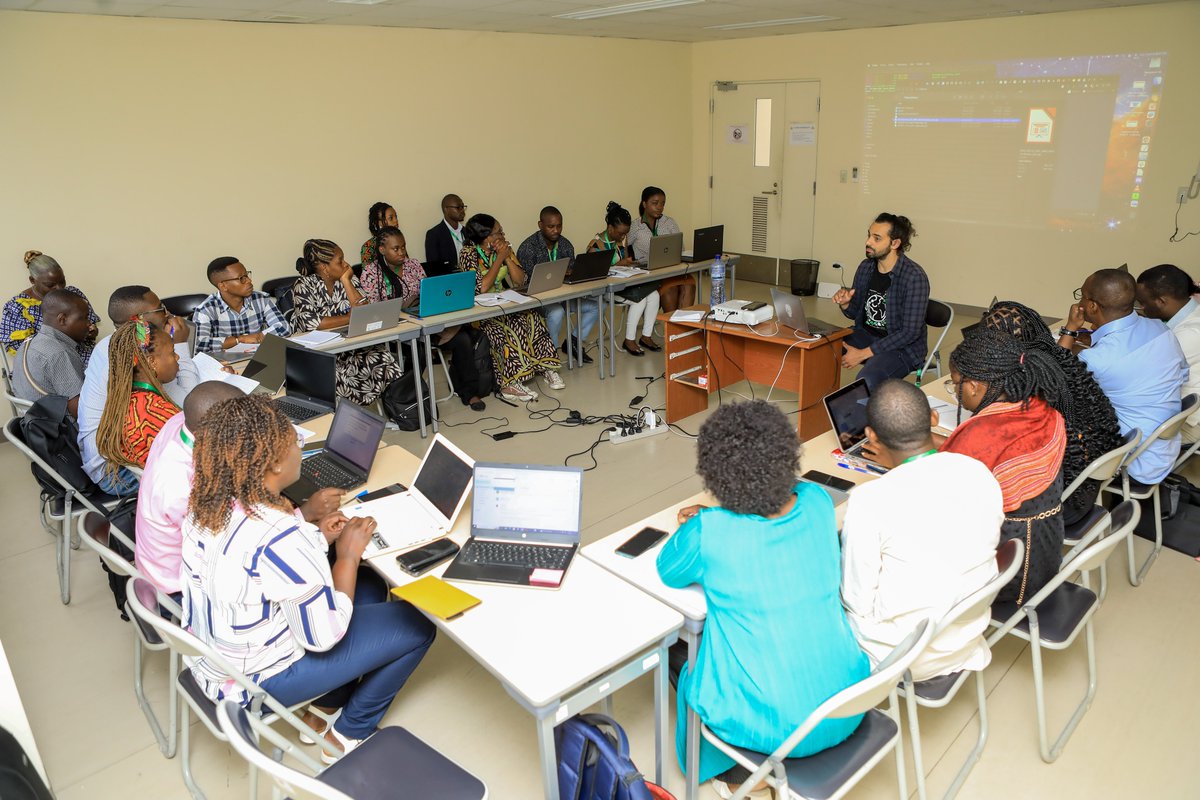 Cette formation étendue sur le séquençage à haut debit a couvert les 2 plates-formes NGS dont @nanopore et @illumina. Un facilitateur de l’unité @transvihmi dans le cadre du projet @AFROSCREEN_ANRS était venu s’associer à l’équipe de @inrb_kinshasa pour la partie bio-informatique