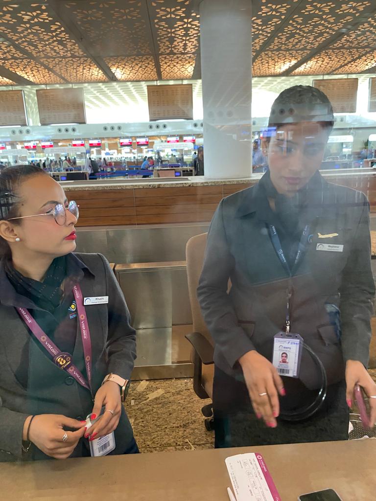 ये मेघना मुंबई @airvistara कि स्टाफ है जिसे customer से कैसे बात करते हैं जैसे बुनियादी बाते सीखने की जरूरत है। बदतमीजी से यात्रियों से बात करना औऱ उन्हें मदद के बजाय attitude दिखाना एयर Vistara जैसी कंपनी का नाम खराब करने जैसा है।  <a href="/TOIMumbai/">TOI Mumbai</a> <a href="/aajtak/">AajTak</a> <a href="/PMOIndia/">PMO India</a>