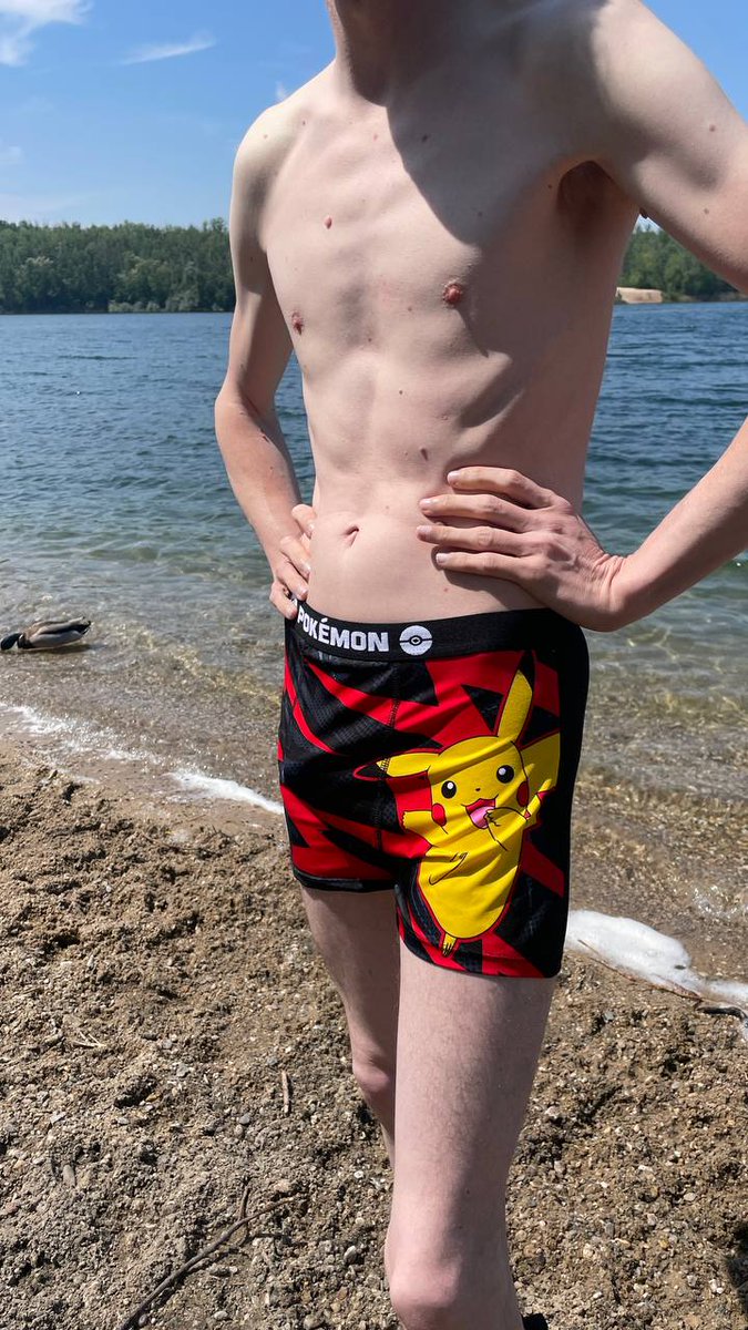 Fertig machen fürs schwimmen.
 #Pokemon #Pikachu #underwear.