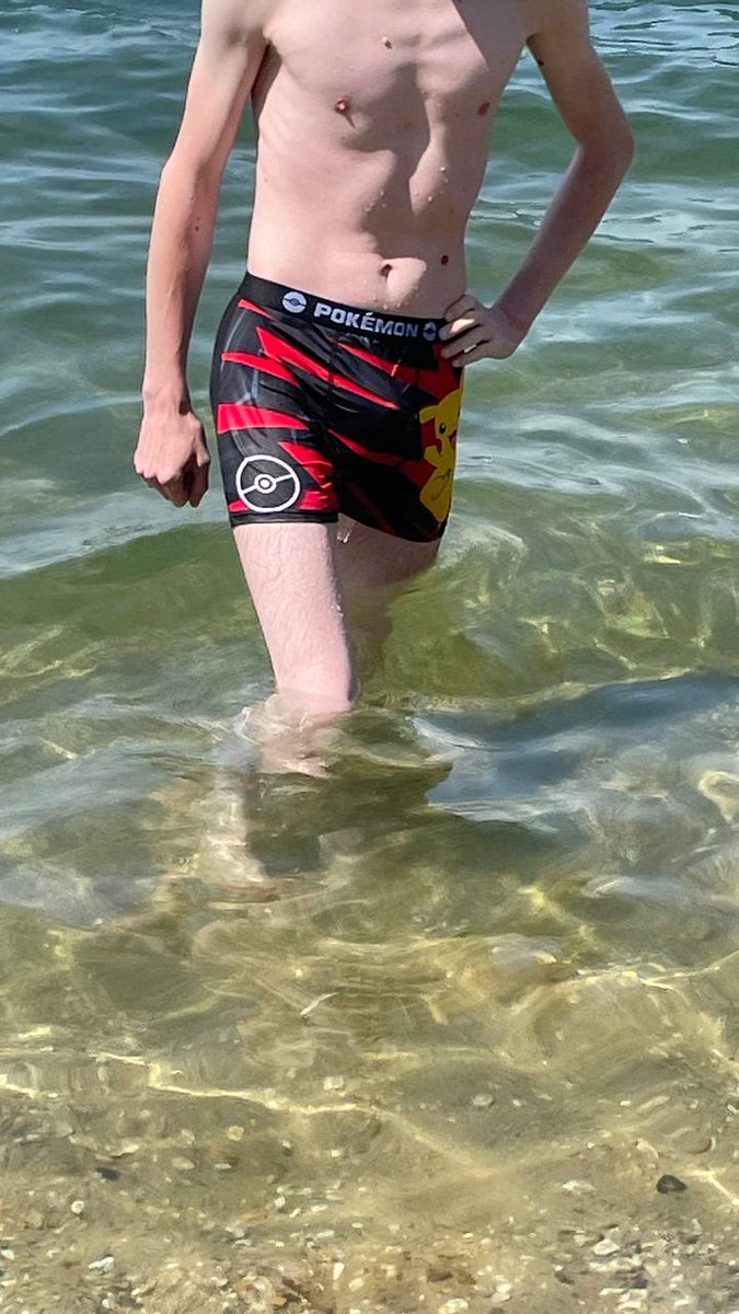 Mit der Pokemon underwear baden gehen.
#Pokemon #Pikachu #underwear.