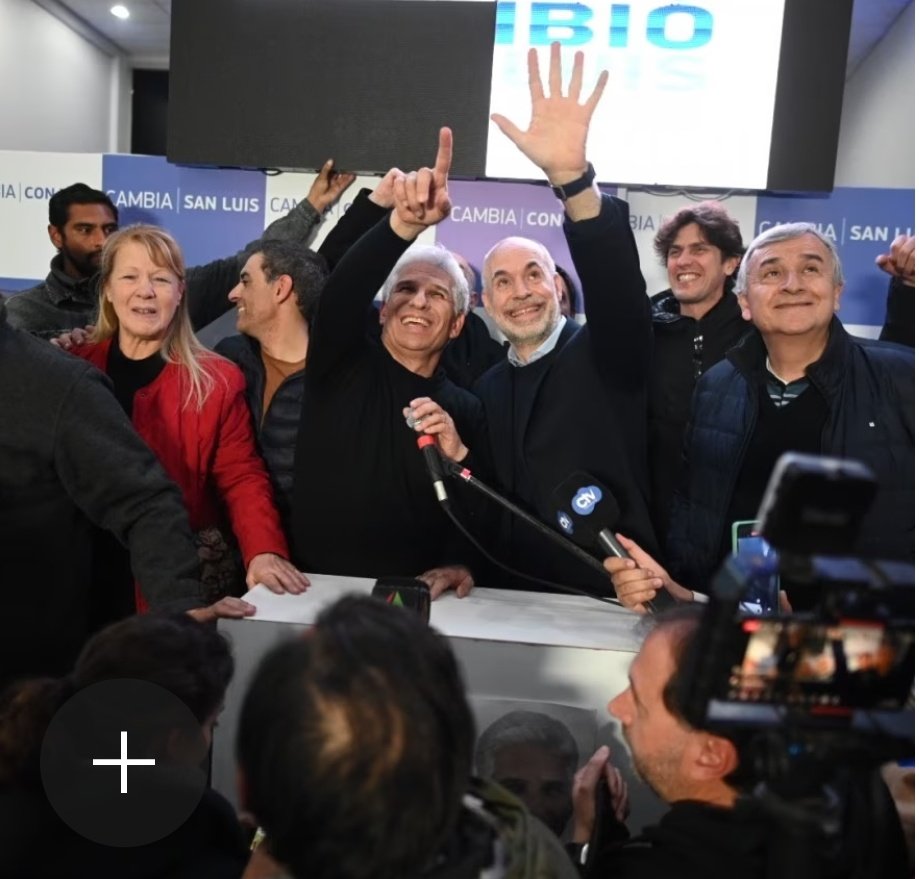 Quien pago el viaje de todos estos a San Luis y en avion privado?