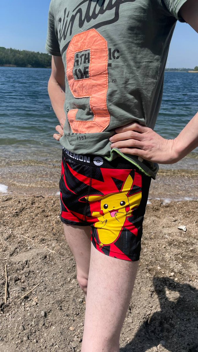 🇩🇪 Am See relaxen mit der #Pokemon #Pikachu #underwear.
🇬🇧 Relaxing by the lake with #Pokemon #Pikachu #underwear.