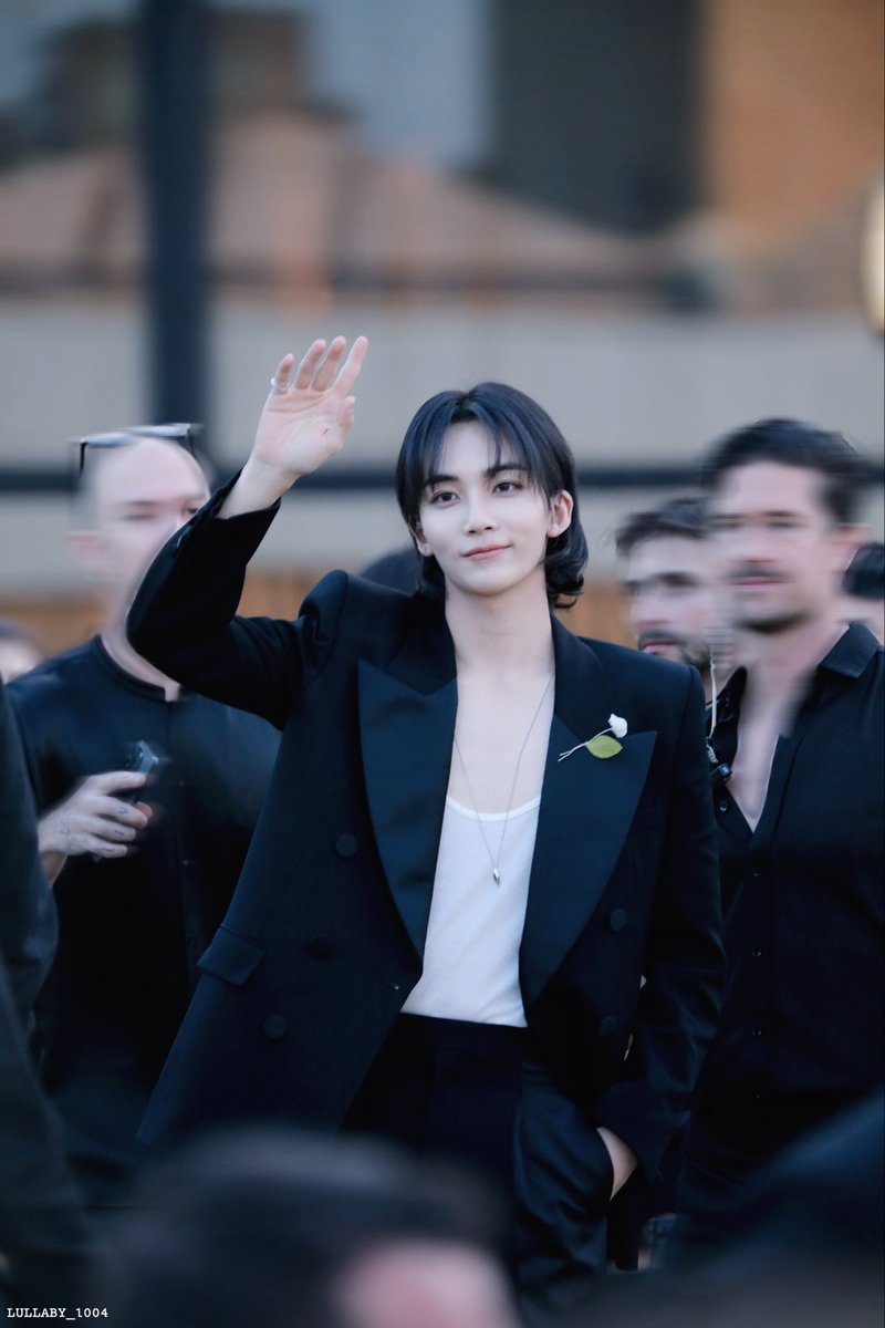 miwon17_'s tweet photo. In the midst of the crowd..how can you even see anyone except Yoon Jeonghan fr..
#JEONGHANinBERLIN #생로랑하면_윤정한이다 #JEONGHANxYSLBERLIN https://t.co/MoX490jIu9
