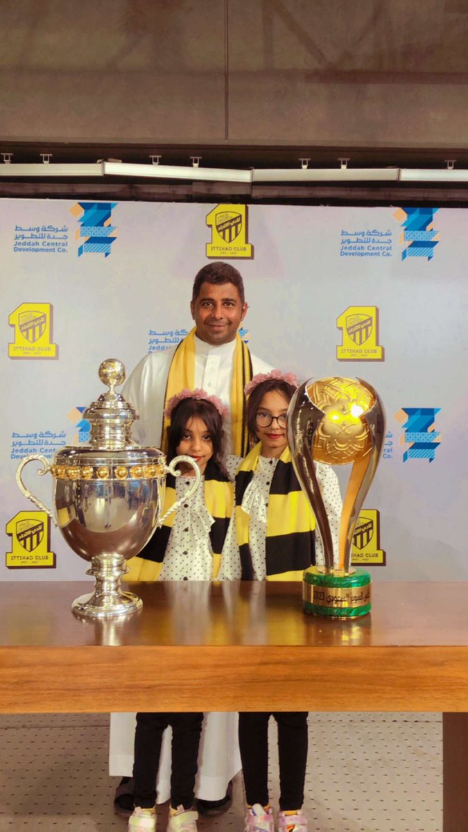 IsmailKassem18's tweet photo. "صورتي":📸

مع بطولتي "الدوري  العالمي ، كاس السوبر" يستاهل العميد هذي البطولتين💛🖤🏆🏆

أجمل لحظاتي حاليًا اني اتصورت مع الذهب بعد الانجاز و الموسم الرهيب و تأهلنا فيه للعالمية 
الحمدلله يارب 💛🖤

#الدوري_الاستثنائي_العالمي
 #يا_اتحاد_جيب_الدوري 
#يا_اتحاد_جبنا_الدوري
#الاتحاد https://t.co/B7aSygTuMQ