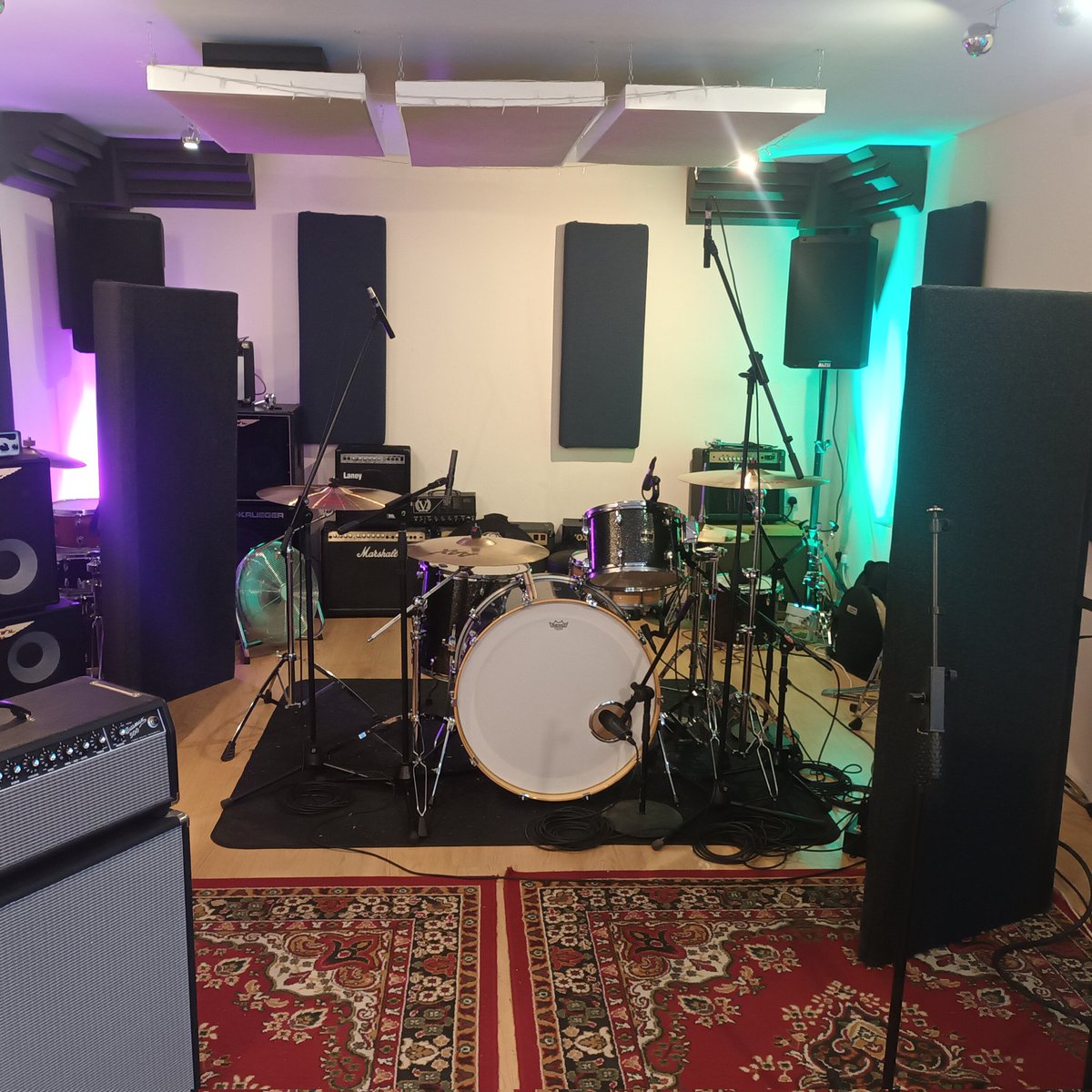 JamesFarrelly19's tweet photo. Monday evening shift recording with the lads 😜🤘🏻 @wearereliant @deangeneration
#wearereliant #generationstudio #rock #band #music #recording https://t.co/GomJGsCUq6
