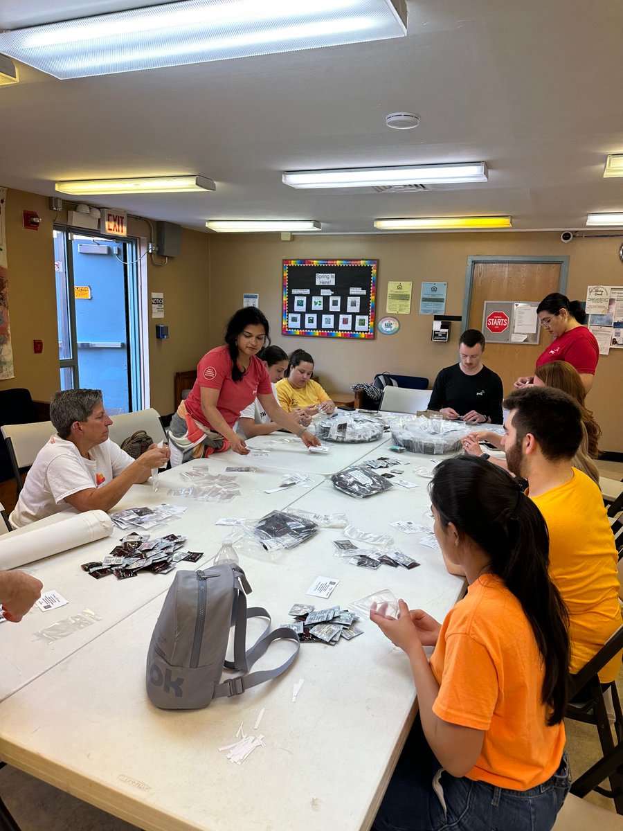 ChicagoHouse85's tweet photo. A big THANK YOU to the 33 incredible volunteers from the @PwC Shine employee resource group who dedicated their time to support Chicago House on Friday! https://t.co/s5aSyyHR0F