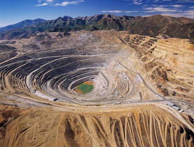 En büyük kazı, Utah’ta bulunan Bingham Kanyonu Madeni 1600m yi bulan derinliği ve 4425m yi bulan genişliği ile şimdiye kadar kazılmış en büyük maden. 1863 ten beri buradan 19 milyon tonluk bakır çıkartıldı ve çıkartılamaya devam ediyor.
