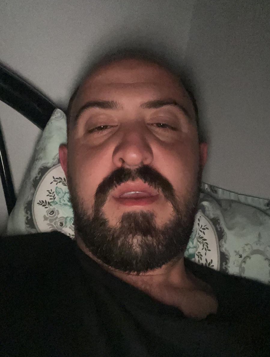 otur karşıma bi de sen kendini benden dinle inan sende şaşırırsın