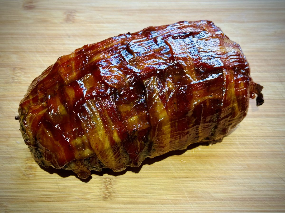 A return to one of our favourites. A Bacon Firebomb.
We tweaked slightly and went with a cheese peppers and onions for the filling, some spicy chilli sausages and mince for the casing, topped bacon lattice and cooked on the bbq, before brushing with BBQ sauce…