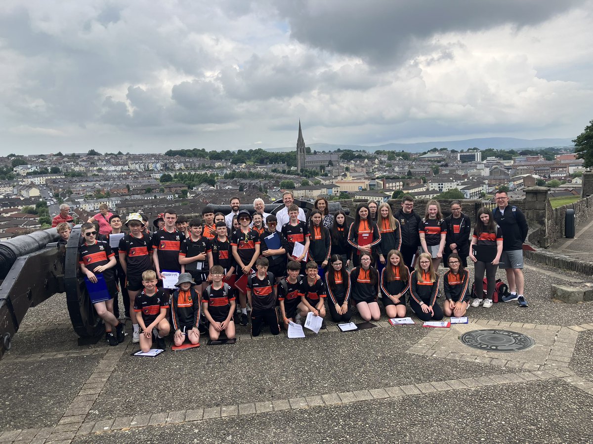 𝐓𝐡𝐞 𝐇𝐨𝐧𝐨𝐮𝐫𝐚𝐛𝐥𝐞 𝐓𝐡𝐞 𝐈𝐫𝐢𝐬𝐡 𝐒𝐨𝐜𝐢𝐞𝐭𝐲 Year 9s were more than happy to join representatives of @hon_irish for a photo op. The Honourable The Irish Society were integral to the success of the Ulster Plantation & still support education in NI today