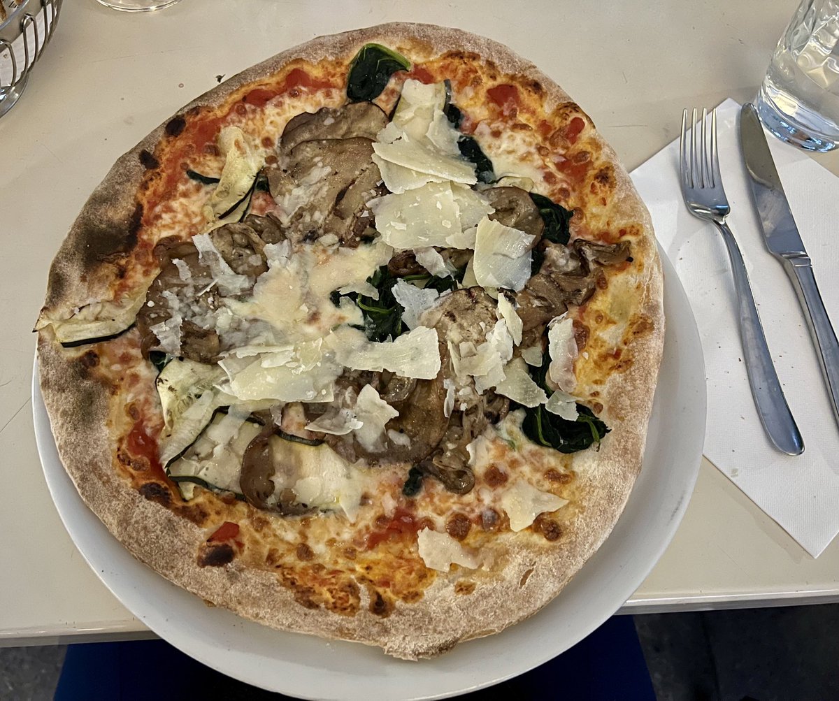 Nach der Podiumsdiskussion ist vor der Pizza! 🤩 #DieHellenDinge