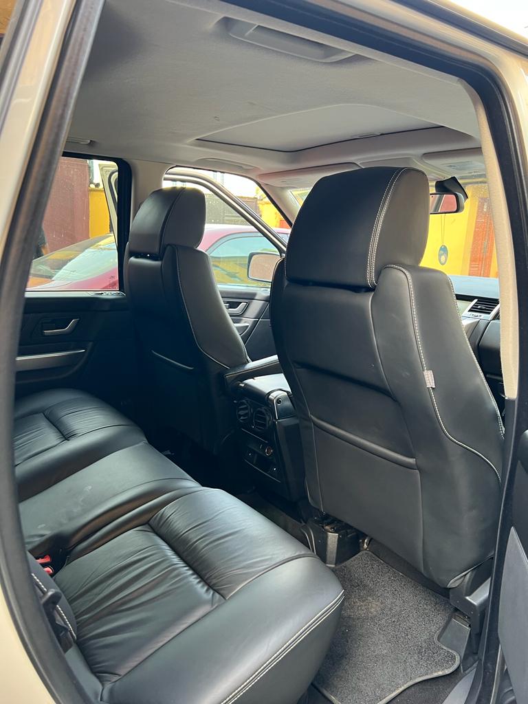 RielGabb's tweet photo. Top of the shelf 2009 Supercharged Range Rover 4.2L V8 for Odogwus.
This car is simply amazing, ebony premium leather interior, refrigerator, chilling AC (Cold Room Standard lol), Power Functxns, Touch Screen Navigation System, dual Zone Climate Control. Location: Lekki, Lagos https://t.co/215REhpEcv