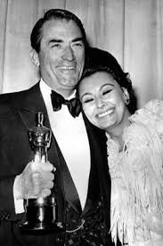 Remembering Gregory Peck who died this day 2003.

Here he is winning an Oscar, presented to him by Sophia Loren 1963 for his role in To Kill A Mocking Bird.

#FilmTwitter
#GregoryPeck