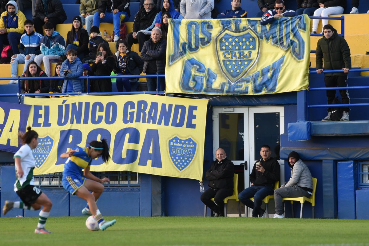 Riquelme, Rosica y Herrón observaron la victoria del equipo femenino de Boca sobre Banfield.