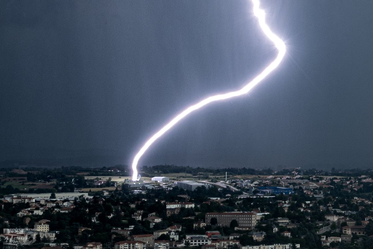 BegotJeremy's tweet photo. Ambiance #électrique avant que la #pluie et les inondations ne prennent le relais sur la ville Nord Ardéchoise d'#Annonay.

Impact mesuré à 21.7Ka par @meteofrance 
#Traceurs #ascendants bien visiblent. https://t.co/tIIdFZV746