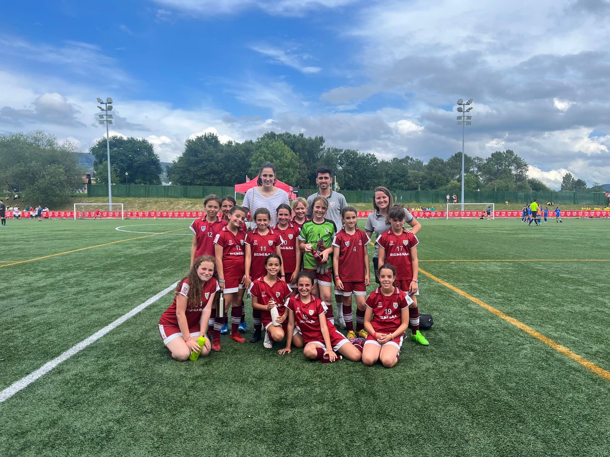 Queremos agradecer a las jugadoras del Athletic Club, y ex-jugadoras del Bizkerre, Clara Pinedo, Ane Elexpuru, Garazi Murua, Eider Arana, Eunate Astralaga y a Amaia Martinez por venir a saludar a nuestras niñas!💙🤍