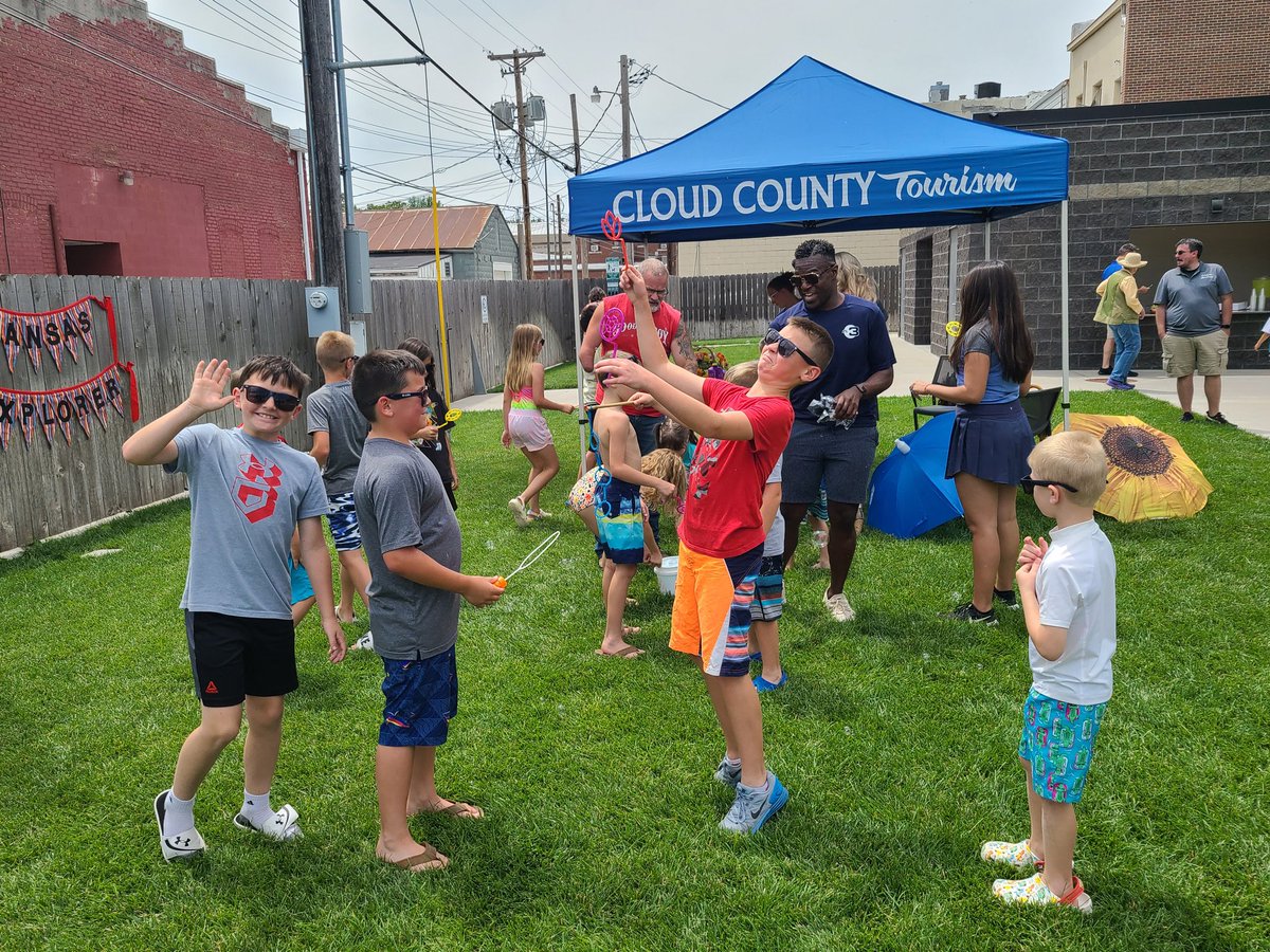 KSNNews's tweet photo. The #KSNSummerRoadTrip is Concordia at the Broadway Plaza. It was nice to enjoy some cupcakes and lemonade! https://t.co/HJeqOaLHQL @CloudKSTourism @BrownGrand1907 @OrphanTrainDepo https://t.co/eP5rx7pmkr