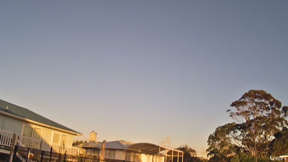 TeAtatuWeather's tweet photo. 👋🤖🤚 It's 10.4°C with 88% humidity.
The wind is 5.8 km/h from WSW (gusting 8.3 km/h).
Air pressure is 797.7 hPa and steady.
UV level is low (UV index 0.1).
Sunset: 5:11 PM. https://t.co/bgK3U6An0X