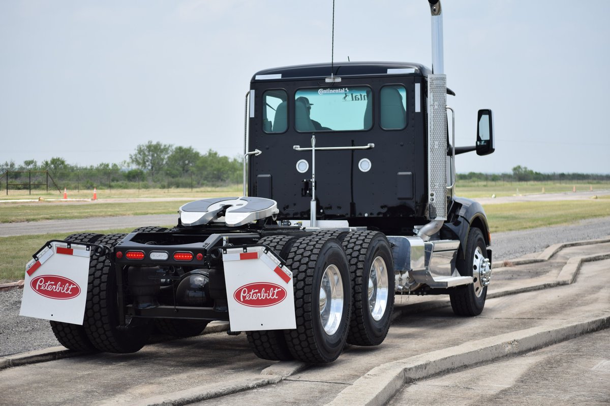 ContiTruckTires's tweet photo. #ContiXperience 1 - Fleets and dealers got a close-up look at how well our #Conti #HSC3 steer and #HDC3 drive tires stand up against extreme #curbing conditions. https://t.co/7d2uRAw5tX