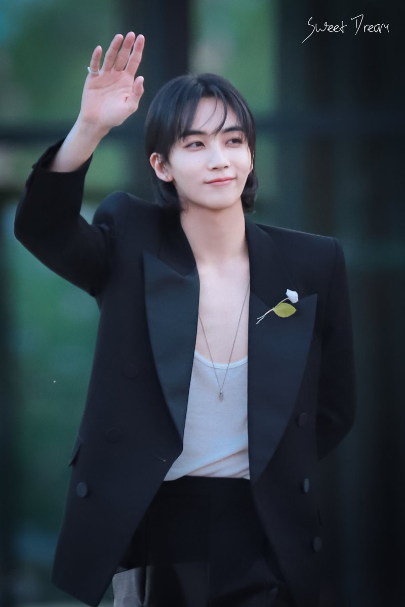 SweetDream_yjh's tweet photo. 230612 Saint Laurent in Berlin 🇩🇪

#YSLBerlin 
#JEONGHANxYSLBERLIN
#JEONGHANxSaintLaurent
#생로랑하면_윤정한이다
#정한 #윤정한 #JEONGHAN
#ジョンハン #尹净汉 https://t.co/X39dIohz43