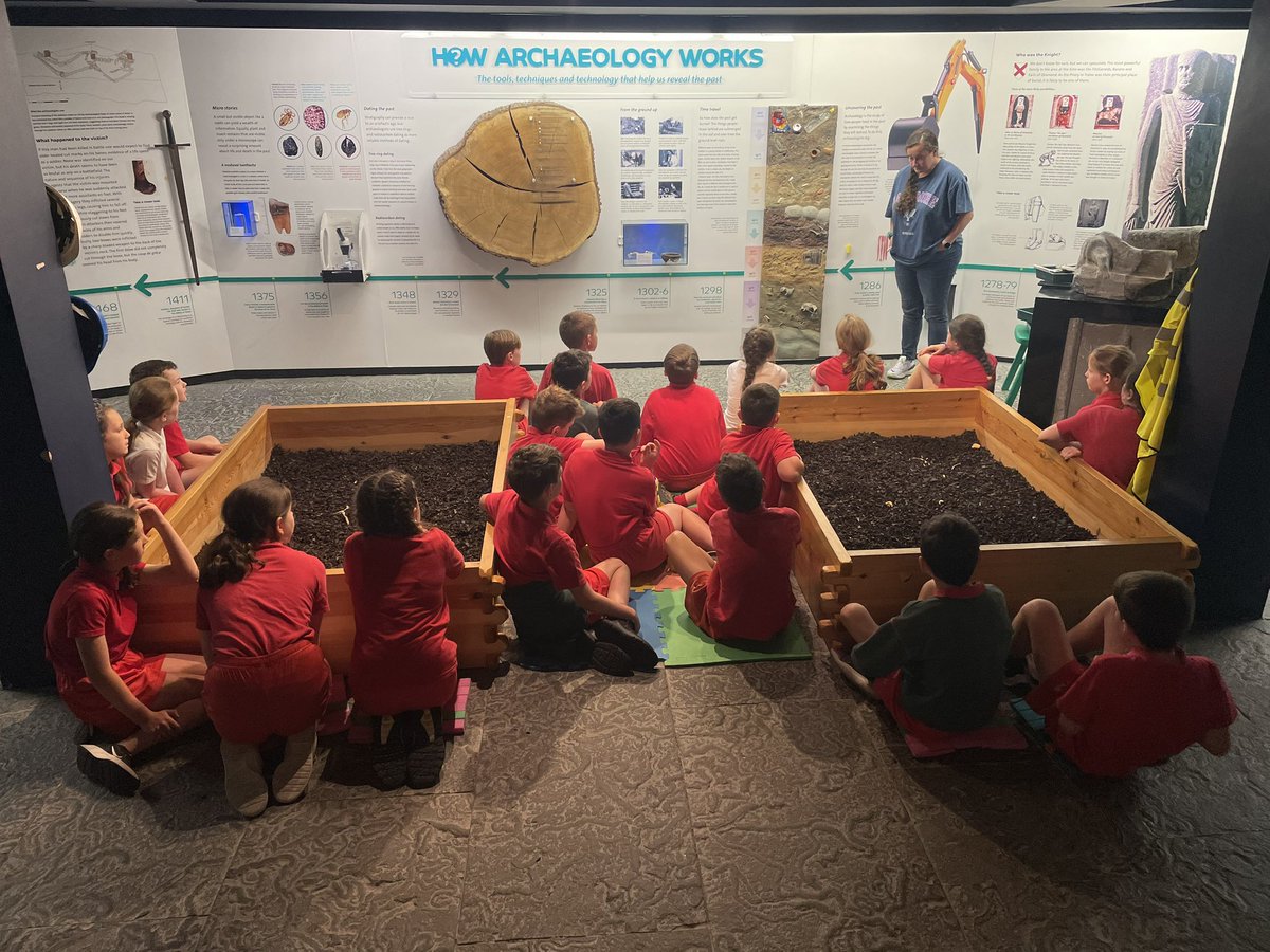 RangEoin's tweet photo. Bhaineamar an taitneamh as an turas scoile go dtí Ciarraí inniu! Ar dtús chuamar Go dtí Kerry County Museum agus ansin Active Kingdom 🔬🥼🧪 https://t.co/nRQJteiiy9