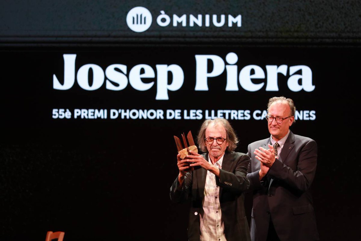 ✨Quin homenatge més emotiu a Josep Piera, poeta, narrador i activista compromès amb la nostra llengua i literatura. L'excel·lència de la seva obra, amb una veu única i inconfusible, l'han fet mereixedor del 55è #PremidHonor de les Lletres Catalanes d'@Omnium. Enhorabona! 👏🏼📚