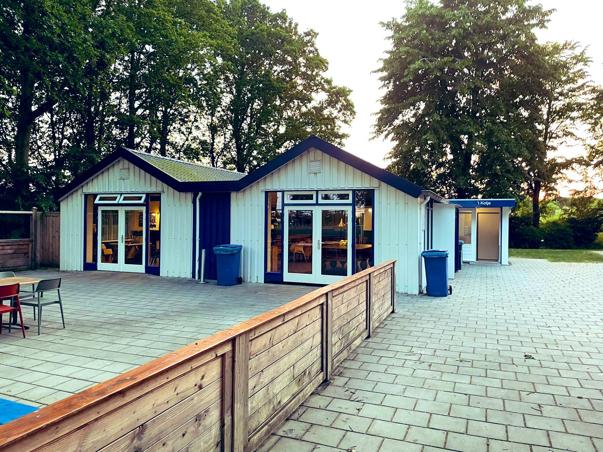 edwinoverbeeke's tweet photo. CLUBBEZOEK | Op een warme zomeravond heerlijk op het terras #NVS met de jeugdcommissie die bruist van energie. Gesproken over het opzetten van (jeugd)beleidsplan, creëren van kaderbeleid,#Welkomstprogramma #JVTC en #VC1 opleidingen in de serene rust van de landelijke omgeving https://t.co/qNgLIvzZYH