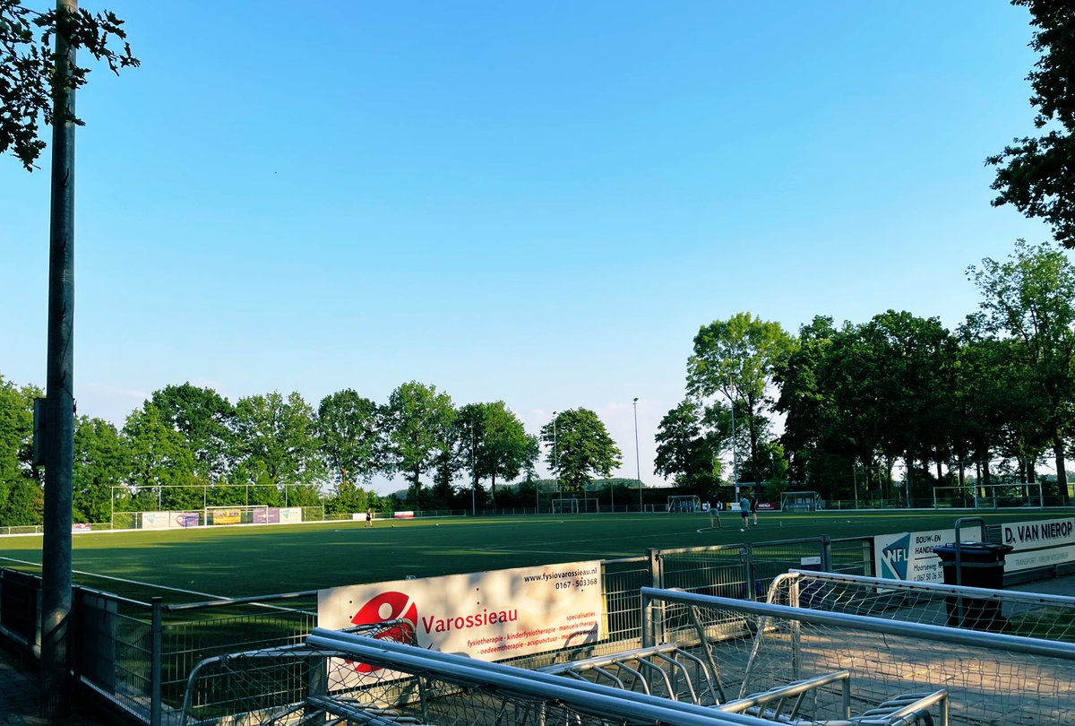 edwinoverbeeke's tweet photo. CLUBBEZOEK | Op een warme zomeravond heerlijk op het terras #NVS met de jeugdcommissie die bruist van energie. Gesproken over het opzetten van (jeugd)beleidsplan, creëren van kaderbeleid,#Welkomstprogramma #JVTC en #VC1 opleidingen in de serene rust van de landelijke omgeving https://t.co/qNgLIvzZYH
