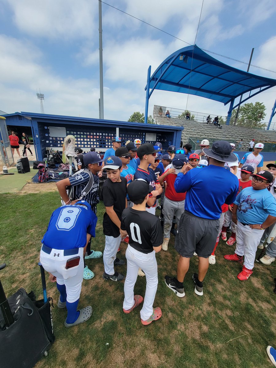 SSAISDssahs's tweet photo. Day 1 of South San Antonio High School Baseball Camp was a massive success with 40 students coming in to work on fielding, agilities, and hitting drills. #thetraditioncontinues #PawsUp https://t.co/RLuAYi9x6R