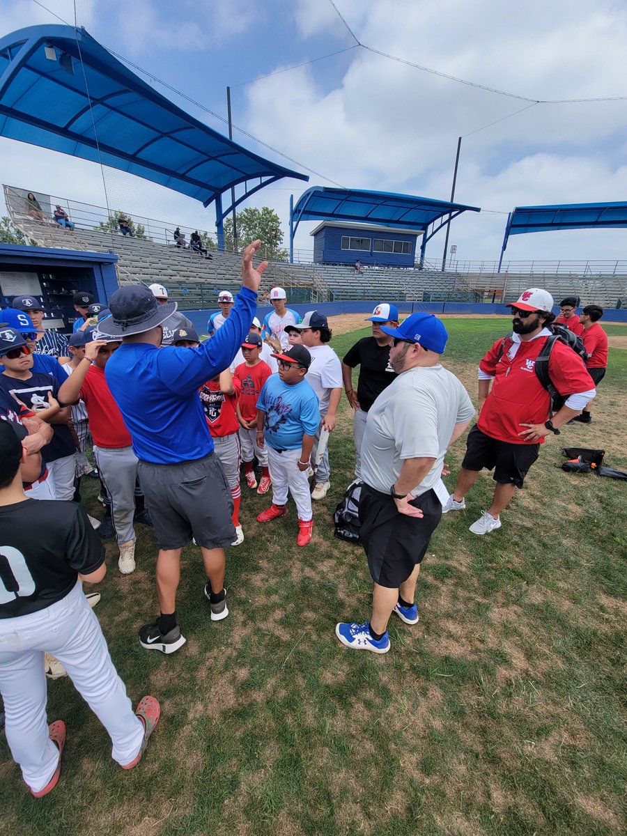 SSAISDssahs's tweet photo. Day 1 of South San Antonio High School Baseball Camp was a massive success with 40 students coming in to work on fielding, agilities, and hitting drills. #thetraditioncontinues #PawsUp https://t.co/RLuAYi9x6R