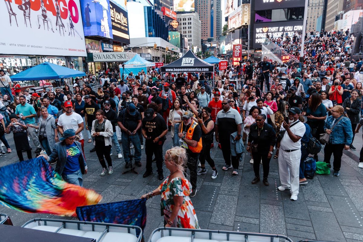 hopeoveramerica's tweet photo. Jesus in the streets of NYC! #jesusweek #hopeoveramerica #HopeIsHere https://t.co/5AagvLrfBn