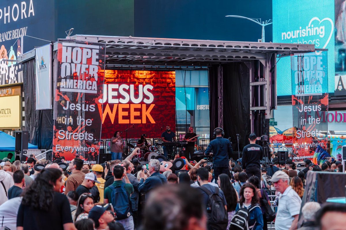 hopeoveramerica's tweet photo. Jesus in the streets of NYC! #jesusweek #hopeoveramerica #HopeIsHere https://t.co/5AagvLrfBn
