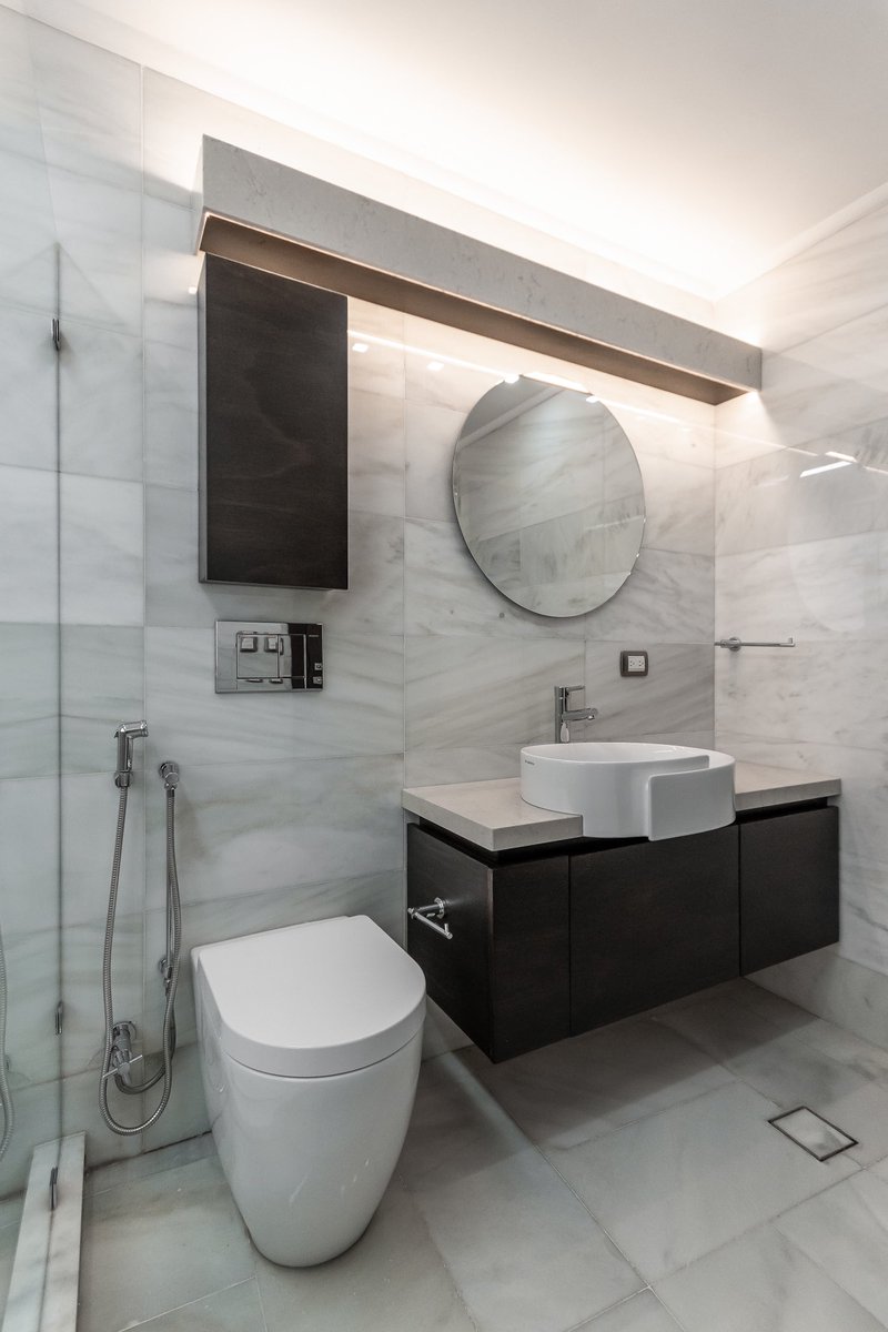 ¿Con cuál estilo de baño de identificas? ¿Minimalista o con espacio para almacenaje?

Cada estilo se adapta al uso que le damos al espacio en mayor o menor medida. 

En <a href="/Morada_MIA/">Morada</a> creamos un diseño pensado para el cliente en base a sus necesidades del día a día.
