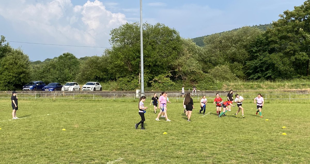 TrebanosRFCJuni's tweet photo. Tonight saw over 60 girls attend the end of our 1st 4 week block of training for the @ValleyFernsHub. Safe to say it’s been a huge success. Thank you for attending, see you all again next week 6-7pm @7Rhian @sarahjonesyx https://t.co/BcD1OoreIa