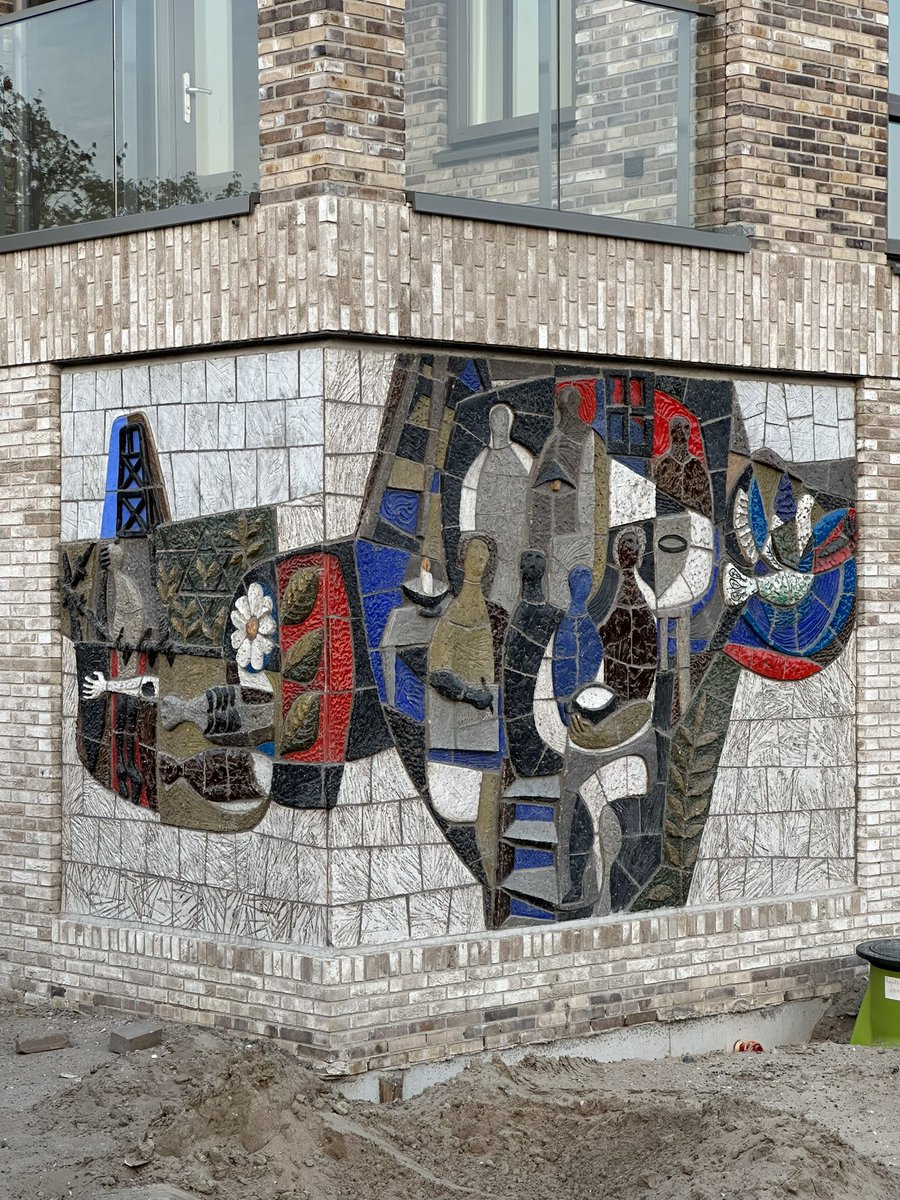 Plaquette op gebouw ‘De Eendracht’ in Oosterwei #Gouda. Schijnt van de voormalige Anne Frankschool te komen. Weet iemand wat het voorstelt? #dtv