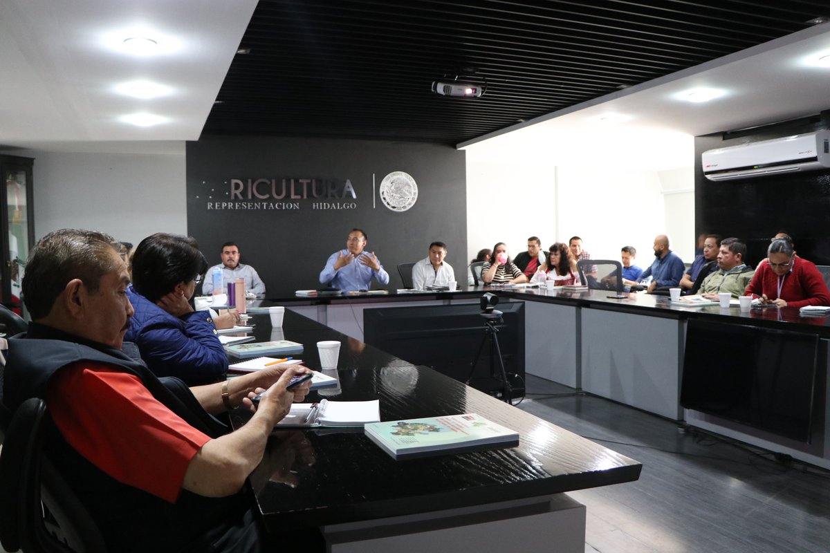 agricultura_hg's tweet photo. Seguimos trabajando con el personal de la Representación estatal para reforzar conocimiento y transmitir a las y los productores la  importancia del uso adecuado y aprovechamiento de su #FertilizantesParaElBienestar
#ElCampoNoSeDetiene https://t.co/w42PSFPdtl