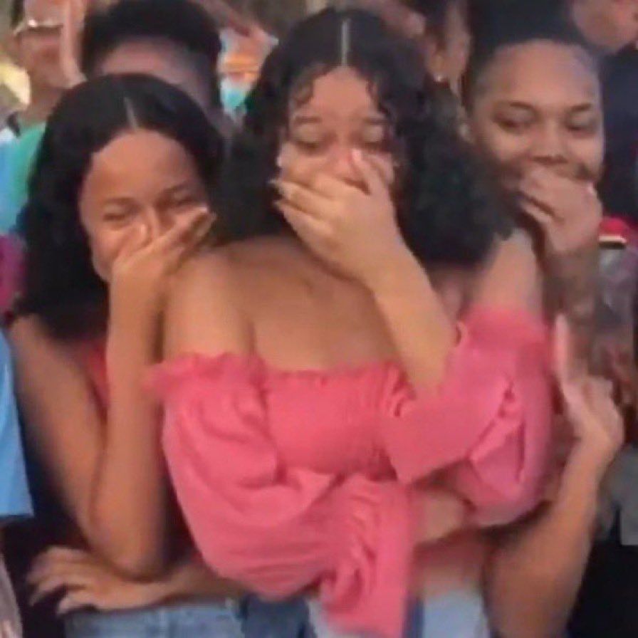 How can a man say don’t sit near me and he acc didn’t sit near him 😭😭 zach isn’t on anything #loveisland