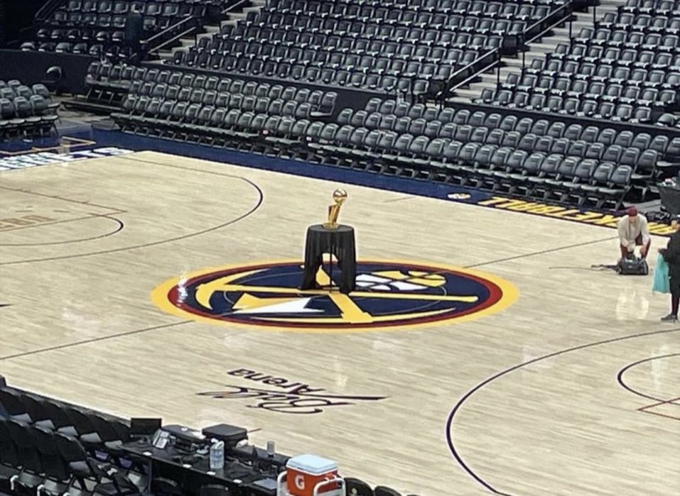 56 yıl sonra ilk kez, Larry O’Brien şampiyonluk kupası Nuggets logosunun üzerinde. Allah, gecenin sonunu zafere çıkarsın inşallah…