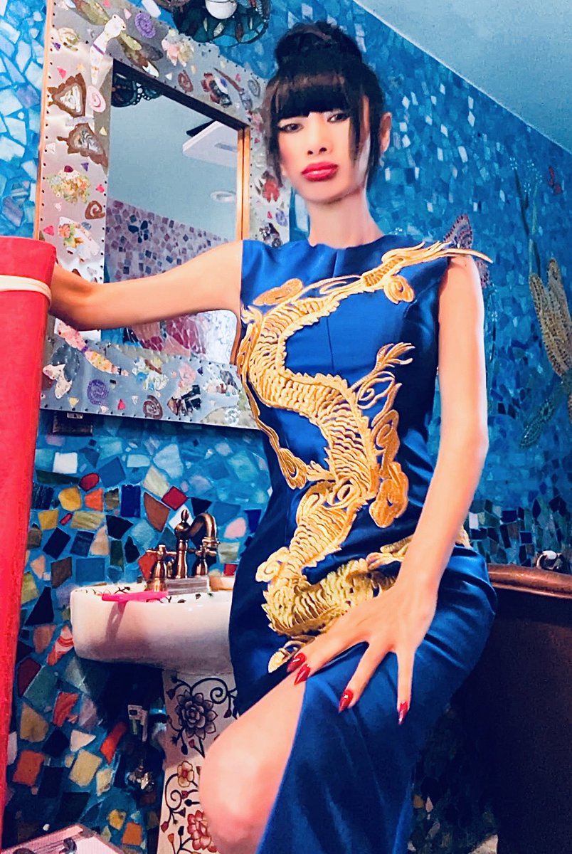 RealBaiLing's tweet photo. Click https://t.co/nYgvyPGba6 soeasy2b #elegant #sophisticated canbeanyone4you4 #cinema With #beautiful #dragon onmy #qipao #旗袍 traditional #chinesedress 4 #women Your #queen 😜https://t.co/uEycAPS4GQ #bailingmovie #bailingtv #bailingfashion #白靈 #白靈電影 #閉路電視 #白靈時尚 https://t.co/7zVt9R6DFI