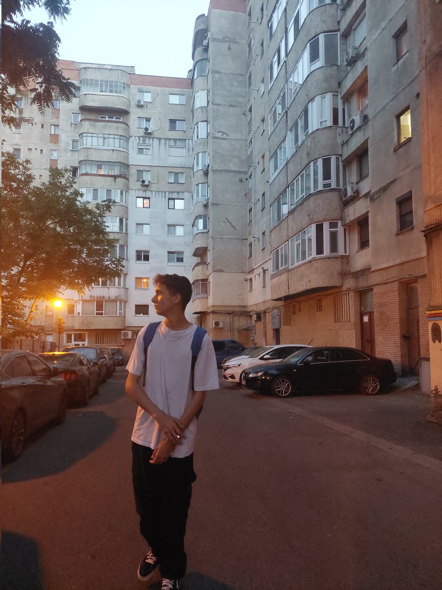eusunttiti's tweet photo. me vs my on repeat https://t.co/qG8PpwJsOU