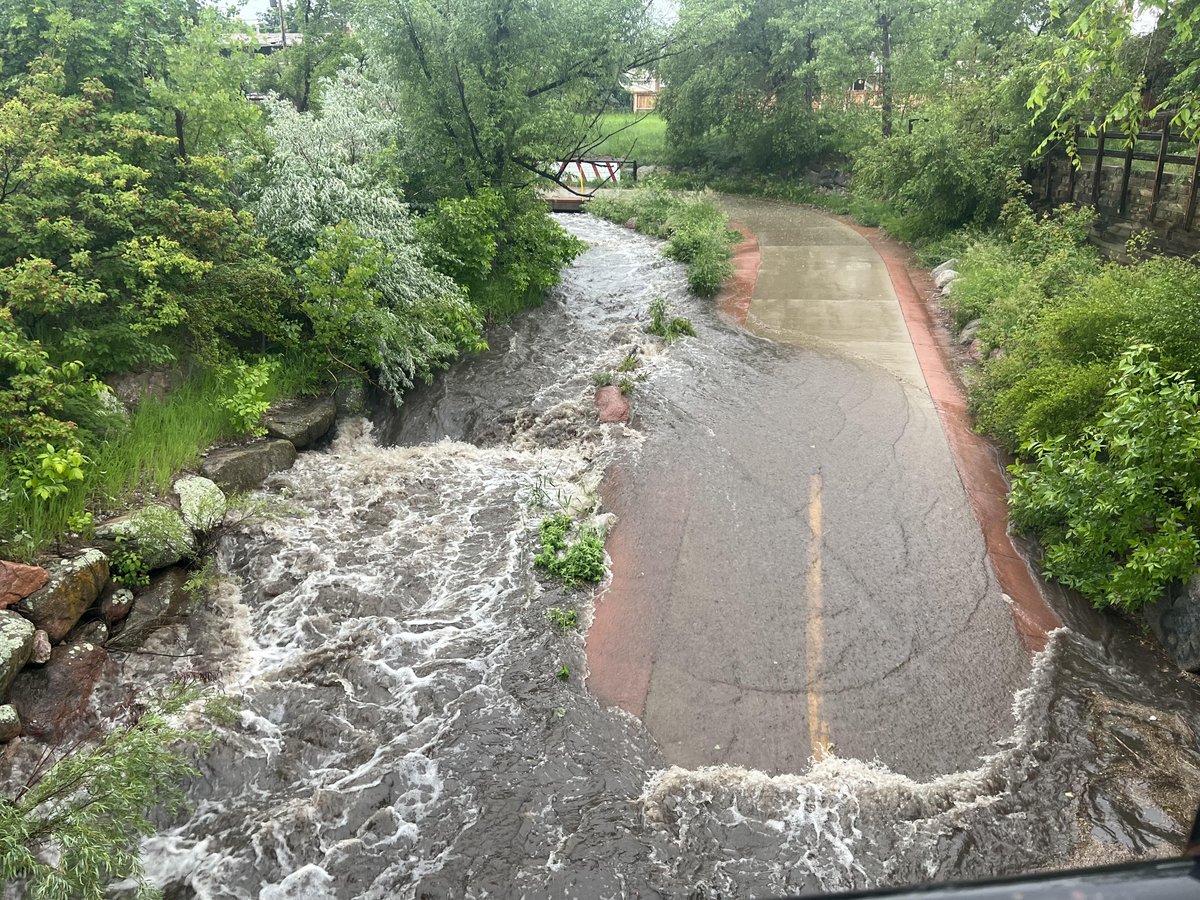 BoulderRL's tweet photo. Water is moving fast out of the already-high creeks and into the footpaths, after #Boulder was hit hard by intense hail and thunderstorms. These photos were taken on the Bear Creek Path in the same spot, just 10 mins apart, at around 1:30 p.m. today. 📷: Tim Drugan @BoulderRL. https://t.co/A9tSDHMFc0