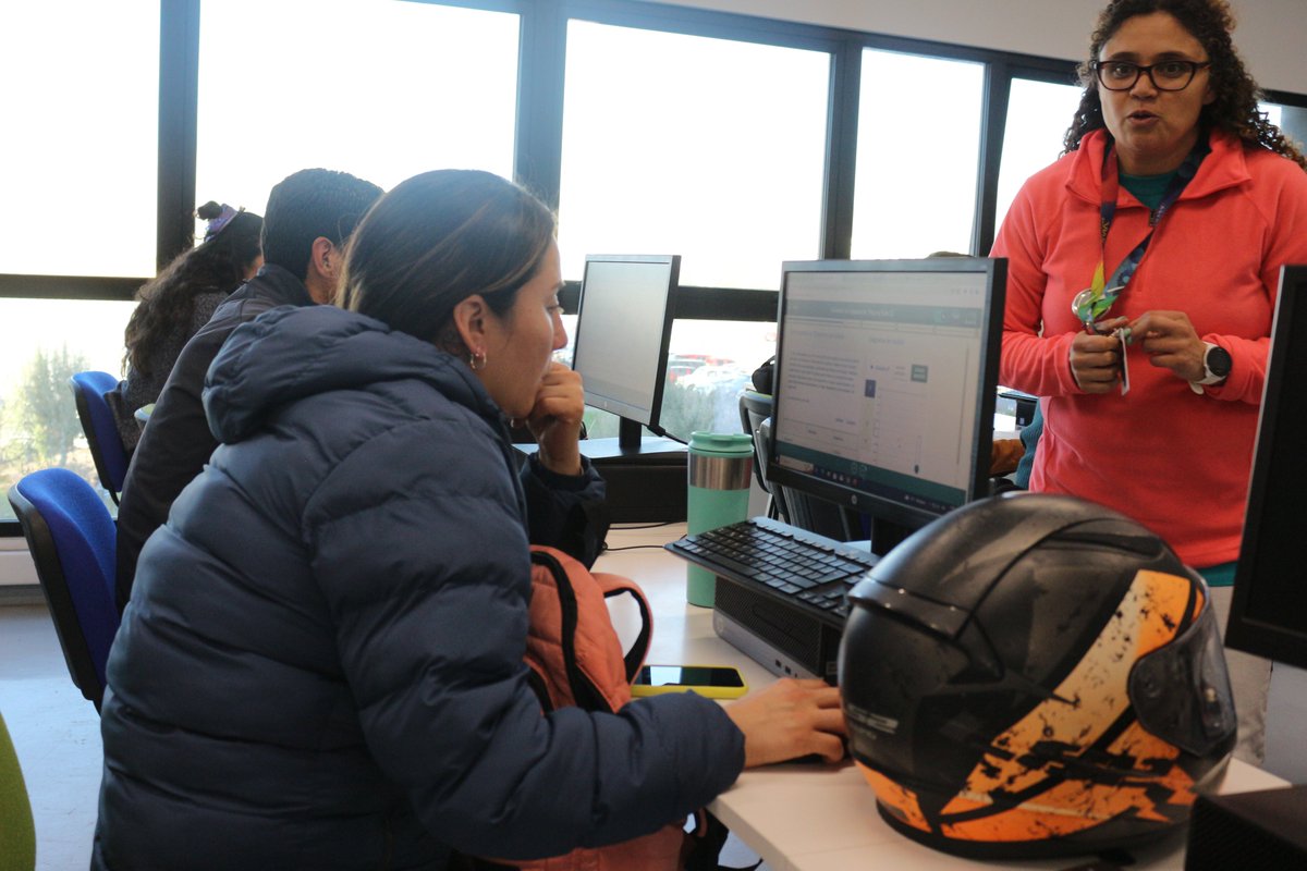 UCentral_RC's tweet photo. En laboratorio Letic de nuestra sede se realizó la actividad #AstroEscuela. Participan profesores de  ciencia de la región con el objetivo de actualizar sus contenidos en torno a la temática. En la ocasión se desarrolló una clase teórica y práctica.  

#ciencia #astronomia https://t.co/mY9GgEkAyq