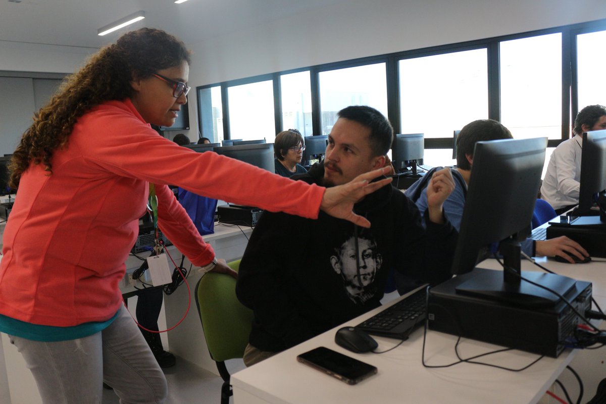 UCentral_RC's tweet photo. En laboratorio Letic de nuestra sede se realizó la actividad #AstroEscuela. Participan profesores de  ciencia de la región con el objetivo de actualizar sus contenidos en torno a la temática. En la ocasión se desarrolló una clase teórica y práctica.  

#ciencia #astronomia https://t.co/mY9GgEkAyq