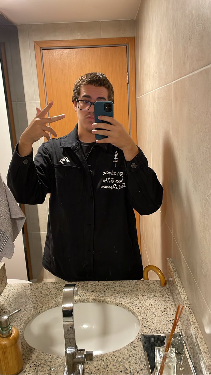 MrBuckland_'s tweet photo. eu lacrando mt no estágio com minha jaqueta do twenty one pilots @onembrace estou aos prantos 😭🙏🏼 https://t.co/Epg7myuFFP