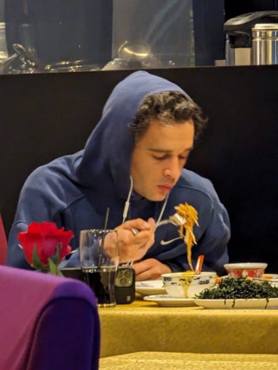 playingcnmymind's tweet photo. he’s watching something while he eats his dinner alone. that’s so cute. he’s just like me. https://t.co/ZPnGsOfzHd