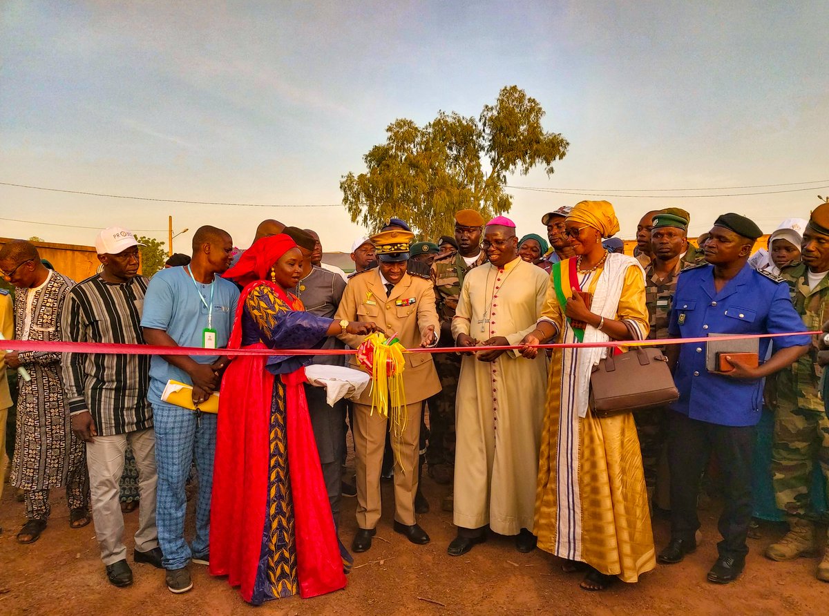MaliProjes's tweet photo. Région de #San🇲🇱:@MaliProjes a accompagné la Mairie de San dans l'organisation des activités de la 623ème édition du Sanké Mô.Cet appui a pour but de promouvoir le vivre ensemble et la cohésion sociale par le soutien aux initiatives des acteurs locaux. 
@UEauMali
#AfricaTrustFund https://t.co/2qM4aKstkM