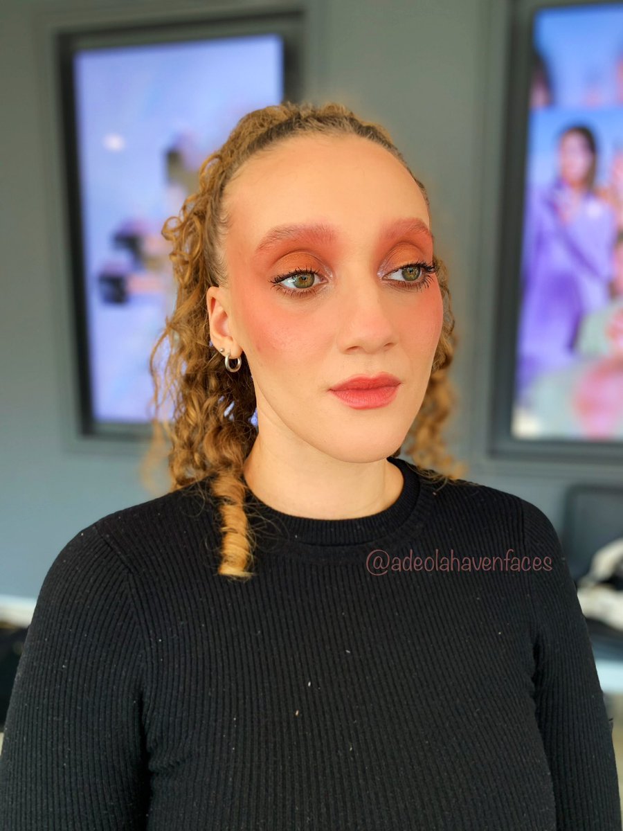 Adeolahavenface's tweet photo. I had the pleasure of attending the @GivenchyBeauty #makeupsociety seminar. The challenge was to create 2 signature looks and a creative/ editorial look. Here are my creations. Also got my headshot taken. My chair tho ππΎ. More content on my other socials https://t.co/daa7wJEUBF https://t.co/z2kvjwSKo7